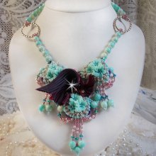 Collar Blue Flowers Haute-Couture bordado con cristales de Swarovski, cinta de seda trufa/frambuesa y cuentas de rocalla